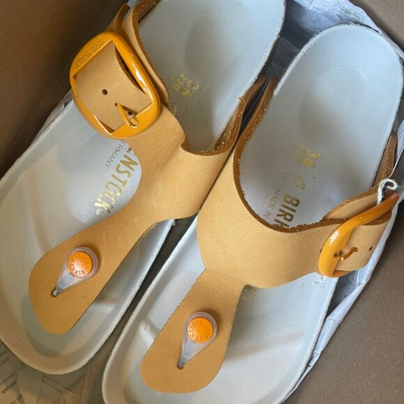 Birkenstock Shoes - NWT Birkenstock Gizeh Big Buckle - Apricot -36